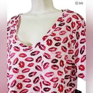 Torrid Plus Size 4X Pink Hot Red Lip Print Classic Fit Chest Pocket Tee